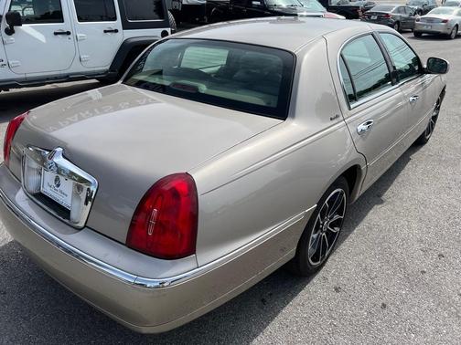 2001 Lincoln Town Car Executive
