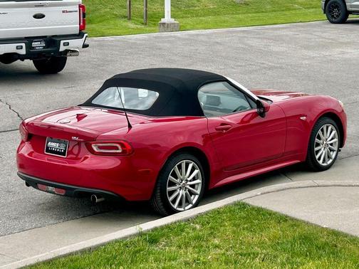 Rosso 2017 FIAT 124 Spider Lusso