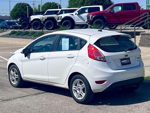 Oxford White 2017 Ford Fiesta SE