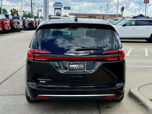 2024 Chrysler Pacifica Touring-L