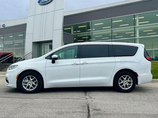 Bright White Clearcoat 2023 Chrysler Pacifica Touring-L