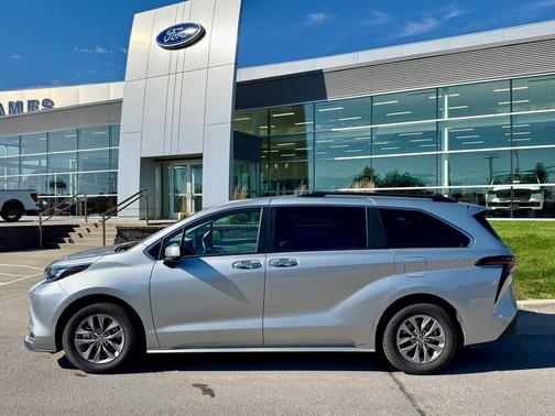 2024 Toyota Sienna XLE