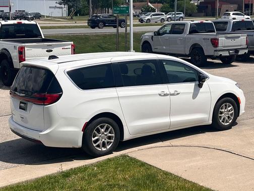 Bright White Clearcoat 2024 Chrysler Pacifica Touring-L