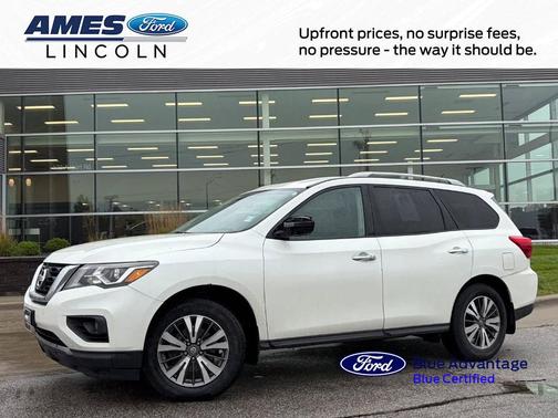 White 2017 Nissan Pathfinder SL