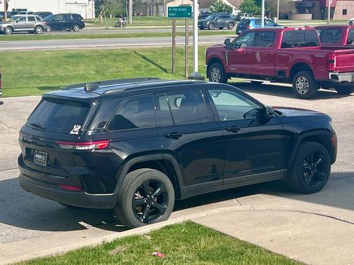 Diamond Black 2023 Jeep Grand Cherokee Altitude