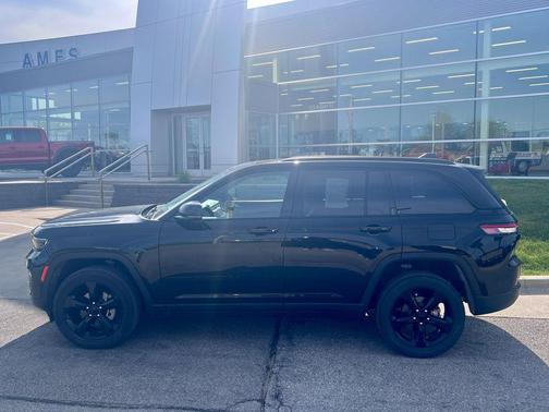 Diamond Black 2023 Jeep Grand Cherokee Altitude