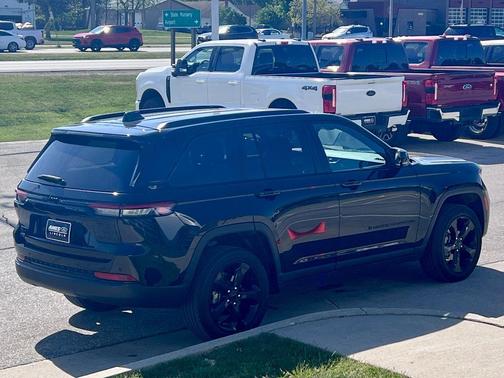 Diamond Black 2023 Jeep Grand Cherokee Altitude