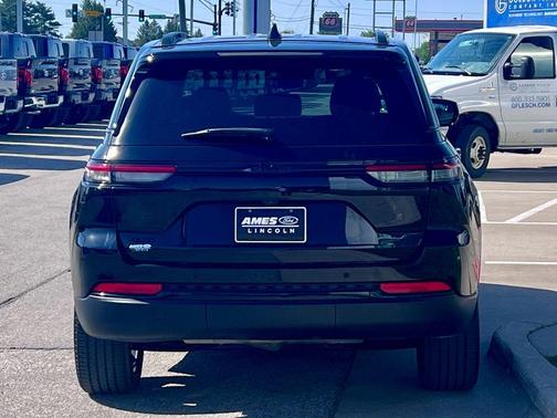 Diamond Black 2023 Jeep Grand Cherokee Altitude