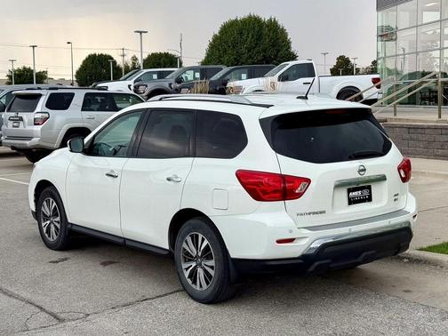 2017 Nissan Pathfinder SV