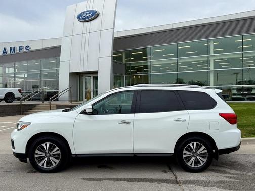 2017 Nissan Pathfinder SV