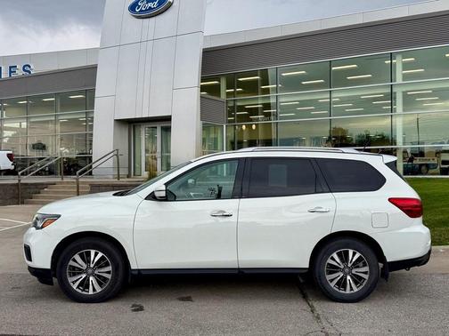 2017 Nissan Pathfinder SV