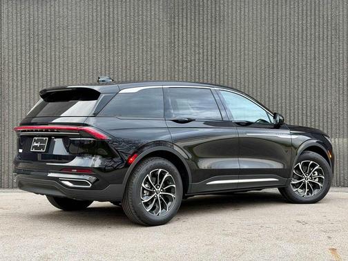 Infinite Black Metallic 2026 Lincoln Nautilus Premiere