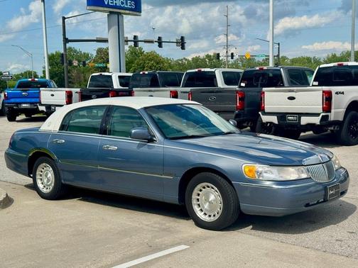 1999 Lincoln Town Car Executive