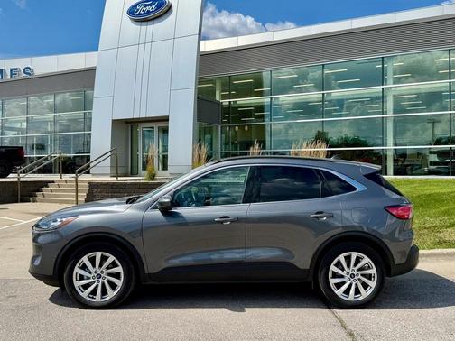 2022 Ford Escape Titanium Hybrid