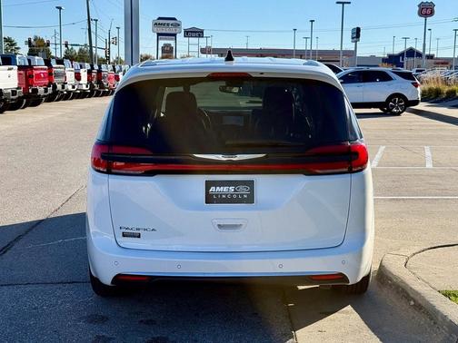 2023 Chrysler Pacifica Touring-L