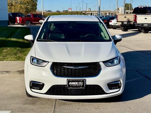 2023 Chrysler Pacifica Touring-L