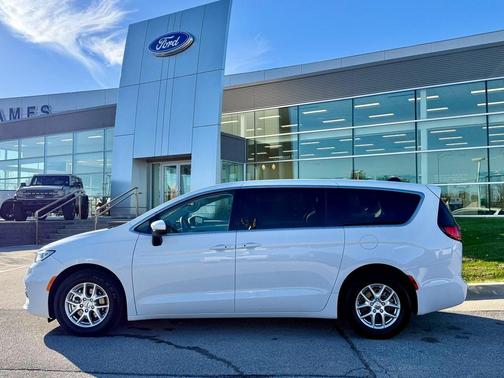 2023 Chrysler Pacifica Touring-L