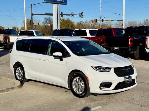 2023 Chrysler Pacifica Touring-L
