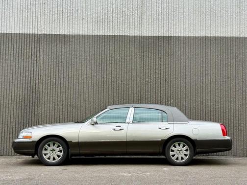 2005 Lincoln Town Car Signature Limited