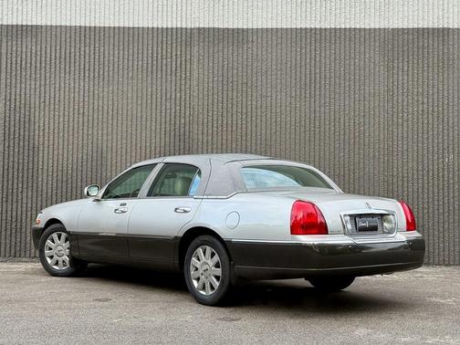2005 Lincoln Town Car Signature Limited