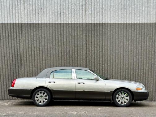 2005 Lincoln Town Car Signature Limited