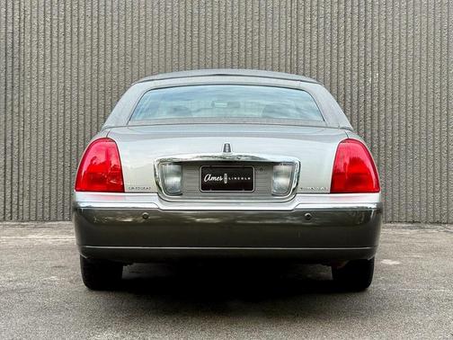 2005 Lincoln Town Car Signature Limited