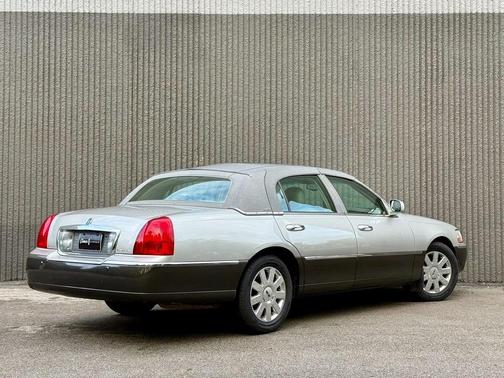 2005 Lincoln Town Car Signature Limited