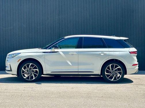 Pristine White 2025 Lincoln Corsair Grand Touring