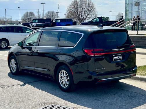 Diamond Black 2025 Chrysler Pacifica Select