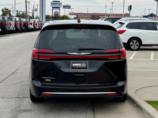 2024 Chrysler Pacifica Touring-L