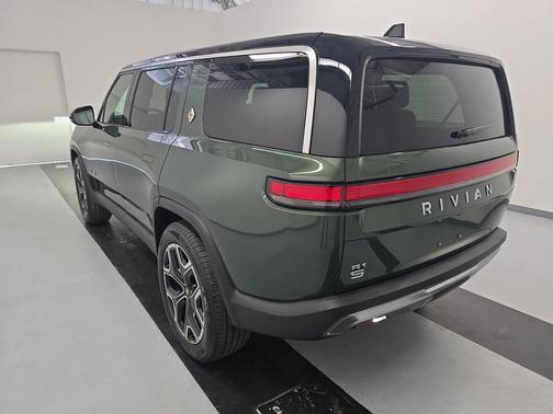 Forest Green paint 2025 Rivian R1S Adventure trim