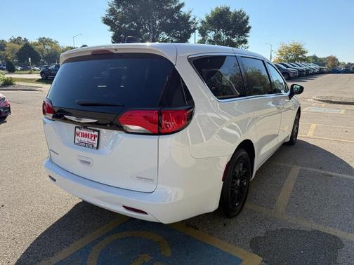 2022 Chrysler Voyager LX