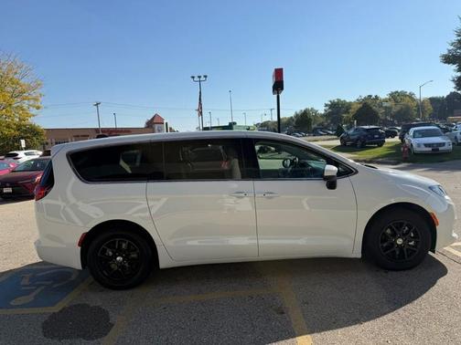 2022 Chrysler Voyager LX