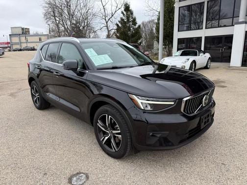 2023 Volvo XC40 B5 Plus Bright Theme