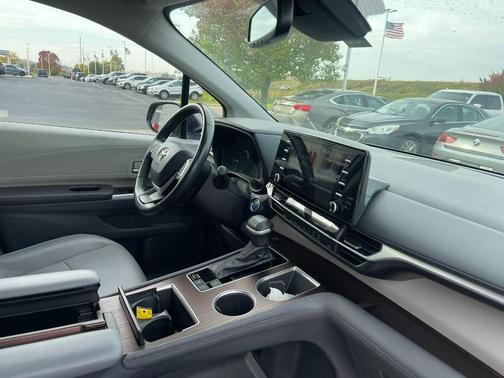 2021 Toyota Sienna XLE 8 Passenger