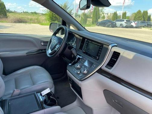 2018 Toyota Sienna XLE