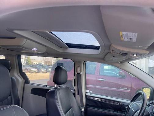 2016 Chrysler Town & Country Touring-L