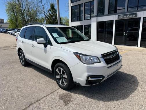 Crystal White Pearl 2018 Subaru Forester 2.5i Premium