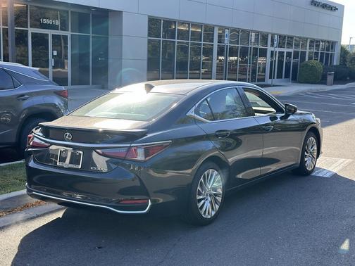 2023 Lexus ES 300h Luxury