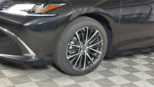 2025 Lexus ES 300h Base