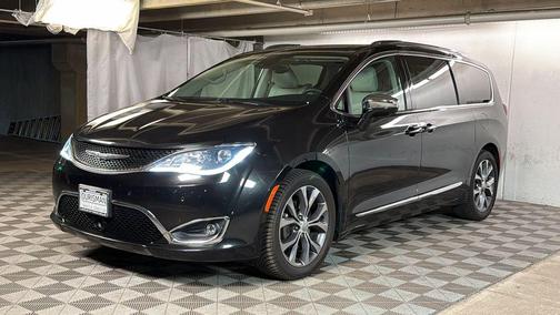 Brilliant Black Crystal Pearlcoat 2017 Chrysler Pacifica Limited