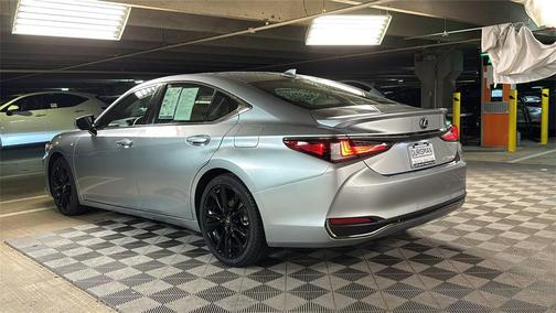 2023 Lexus ES 300h F SPORT Handling