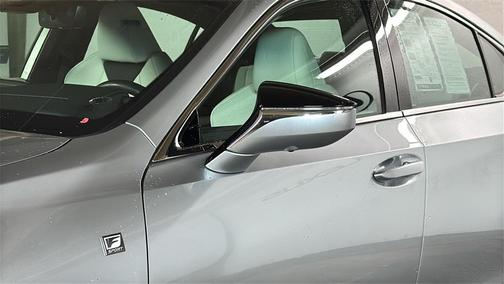 2023 Lexus ES 300h F SPORT Handling