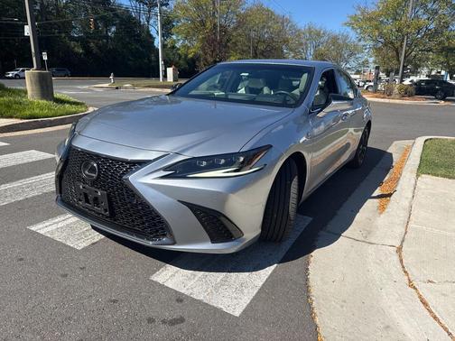 2023 Lexus ES 300h F SPORT Handling