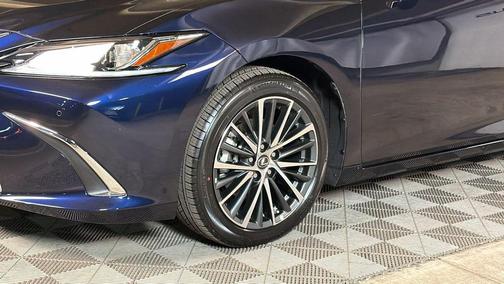 2025 Lexus ES 300h Base