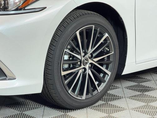 2025 Lexus ES 300h Base