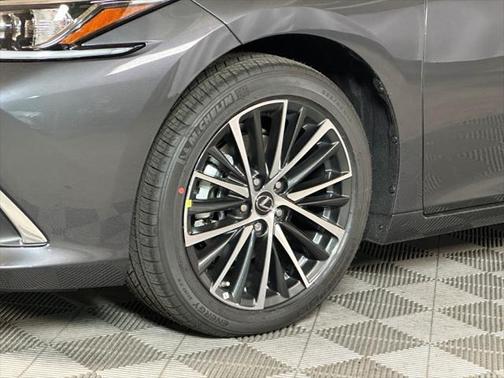 2025 Lexus ES 300h Base