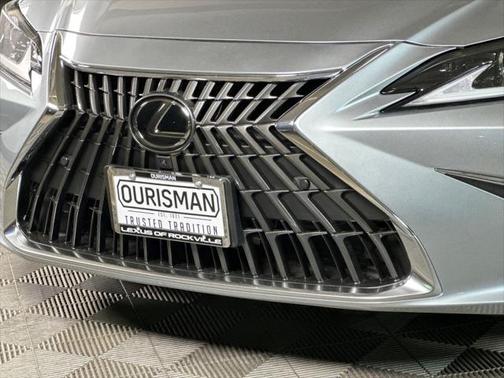 2025 Lexus ES 300h Luxury
