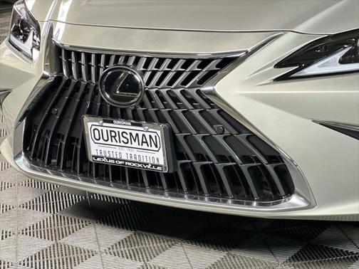 2025 Lexus ES 300h Base