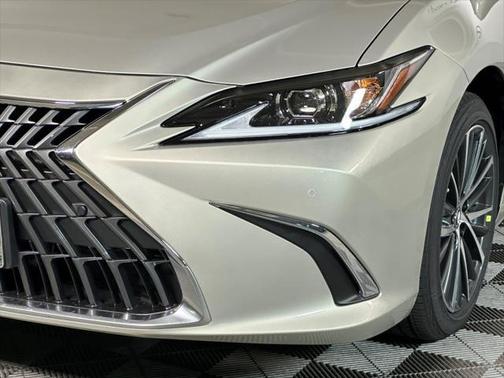 2025 Lexus ES 300h Base